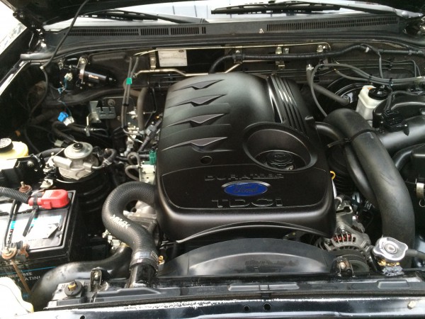 Ford Ranger 2,5 XLT màu đen, 1 cầu, số sàn