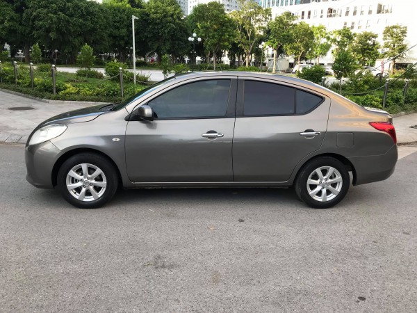 Nissan Sunny 2016, số tự động, màu xám hồng