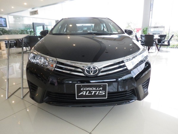 Toyota Corolla Altis 1.8MT 2016 màu đen giá 712 triệu.