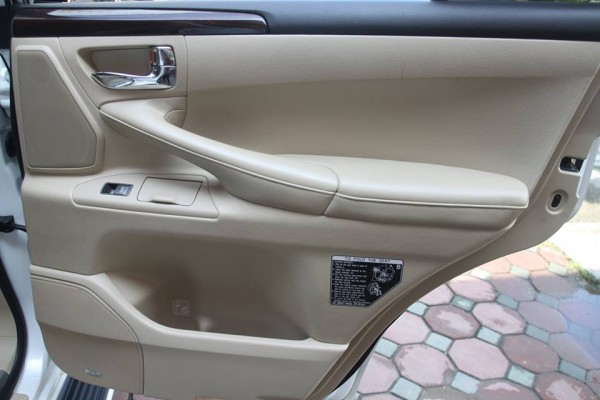 Lexus LX 570 màu trắng, nội thất kem. Sản xuất 2010,