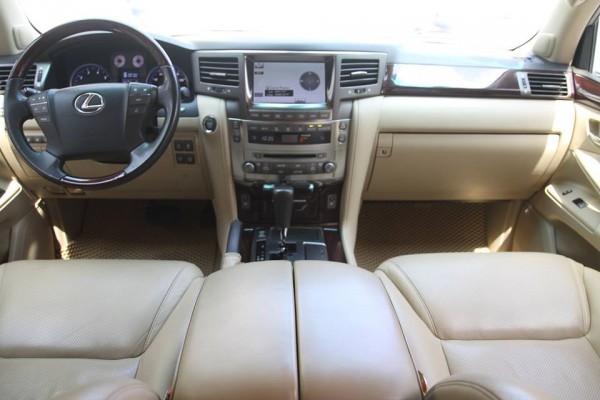 Lexus LX 570 màu trắng, nội thất kem. Sản xuất 2010,