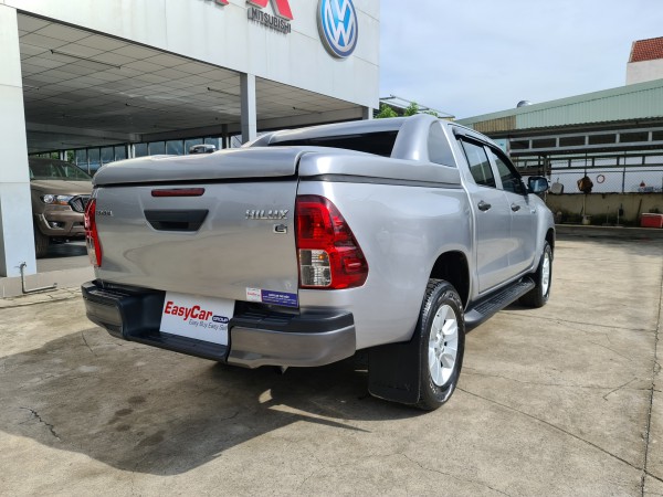 Toyota Hilux đời 2019, màu Bạc, nhập khẩu Thái Lan