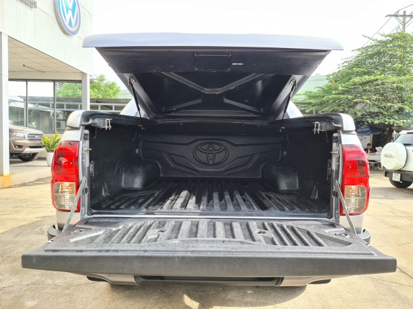 Toyota Hilux đời 2019, màu Bạc, nhập khẩu Thái Lan