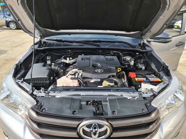 Toyota Hilux đời 2019, màu Bạc, nhập khẩu Thái Lan