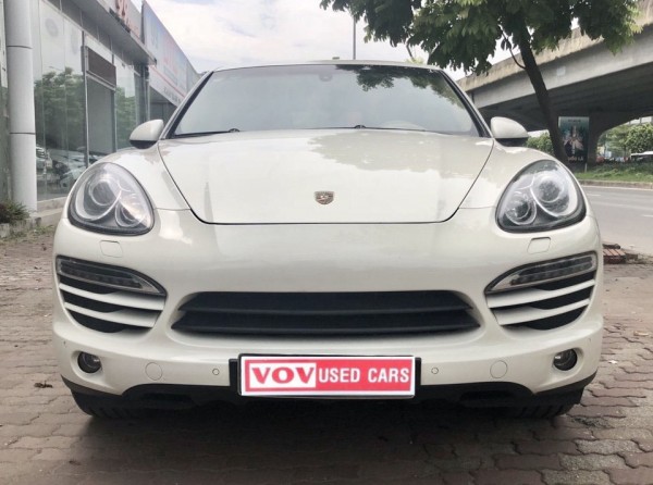 Porsche Cayenne model 2012 màu trắng