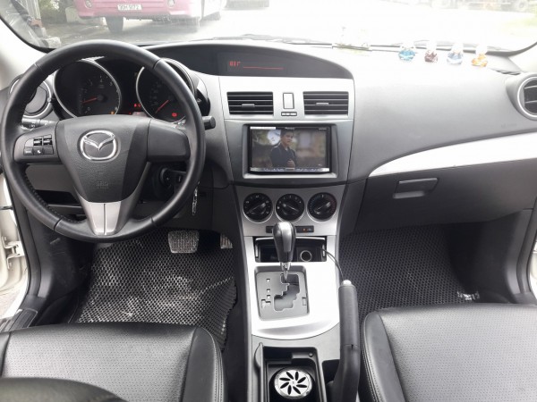 Mazda 3 Bán Mazda3 Hatchback màu trắng xe nhập