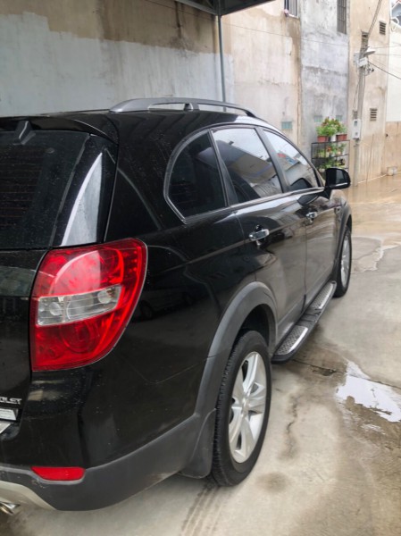 Chevrolet Captiva LTZ model 2013, màu đen.