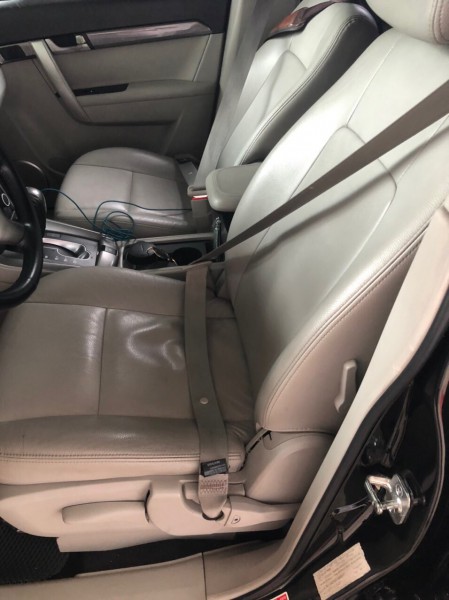 Chevrolet Captiva LTZ model 2013, màu đen.