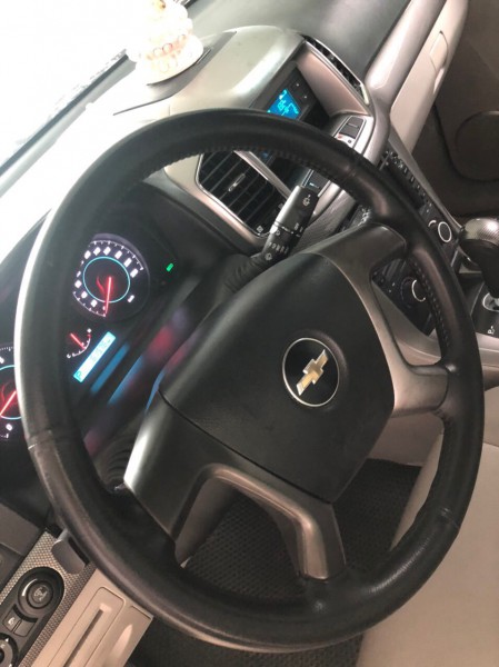 Chevrolet Captiva LTZ model 2013, màu đen.
