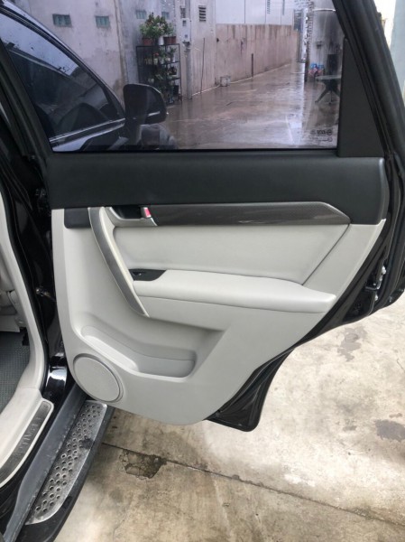 Chevrolet Captiva LTZ model 2013, màu đen.