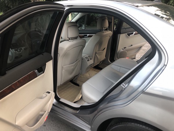 Mercedes-Benz C 200 2009 màu bạc, xe cực đẹp