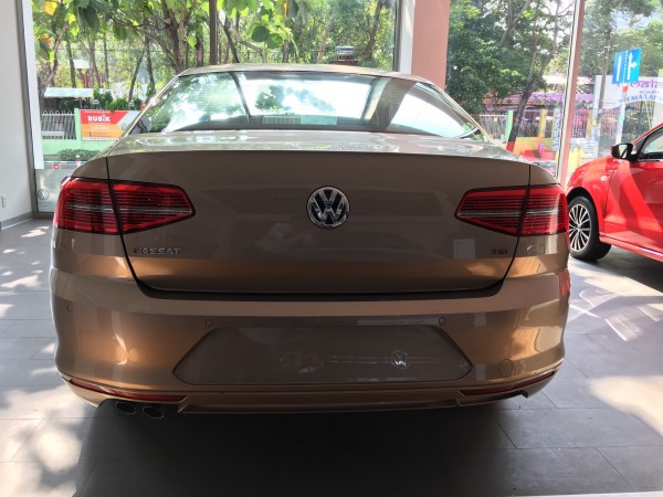 Volkswagen Passat Giá xe Passat bản cao cấp, màu vàng cát.