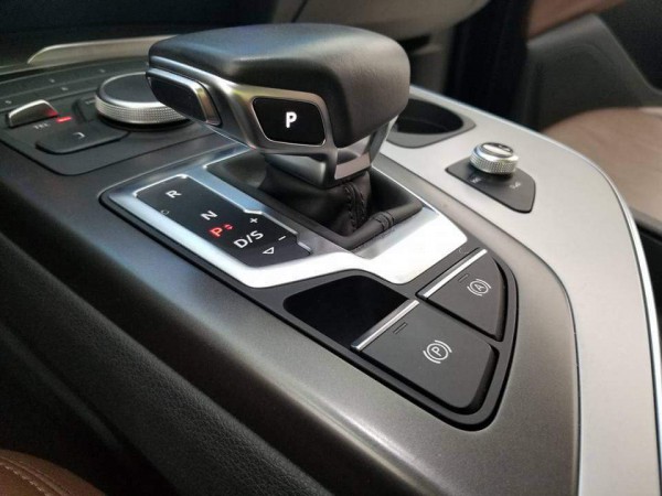 Audi Q7 2.0 model 2017 đen nội thất nâu