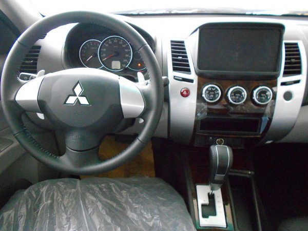 Mitsubishi Pajero 4x2 G.AT Sport giá cực tốt, liên hệ ngay