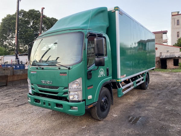 Isuzu NQR Bán xe isuzu tải thùng kín,đời 2018