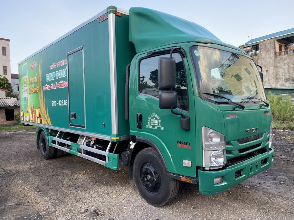 Isuzu NQR Bán xe isuzu tải thùng kín,đời 2018