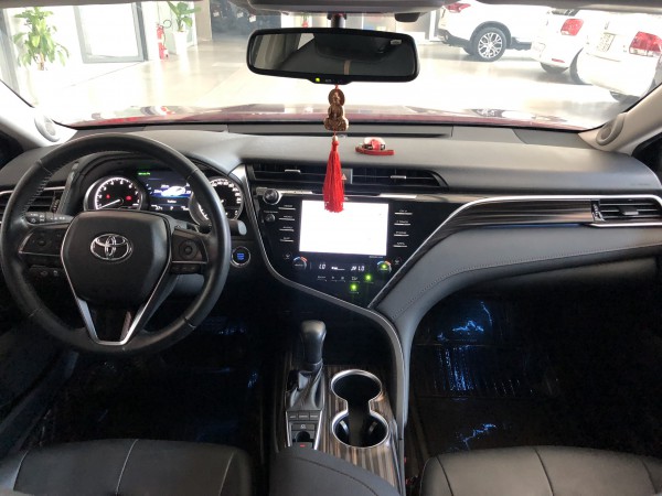 Toyota Camry 2.5Q, đời 2019, màu Đỏ