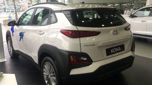 Hyundai Kona tiêu chuẩn trắng khuyến mãi khủng x