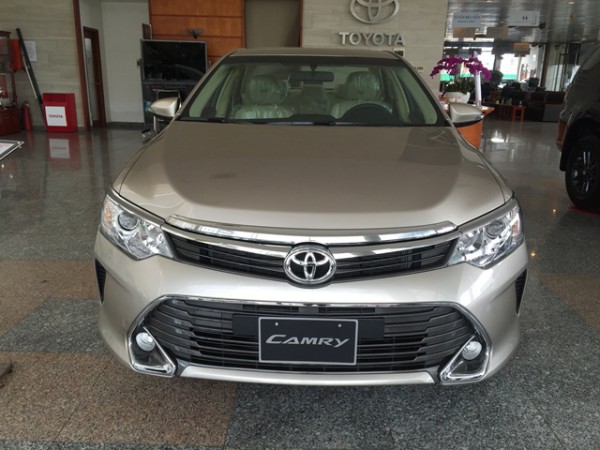Toyota Camry 2.0E số tự động 6 cấp, đời 2016