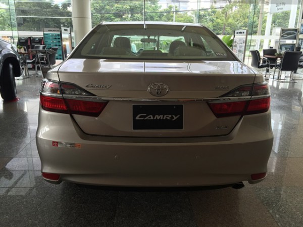 Toyota Camry 2.0E số tự động 6 cấp, đời 2016