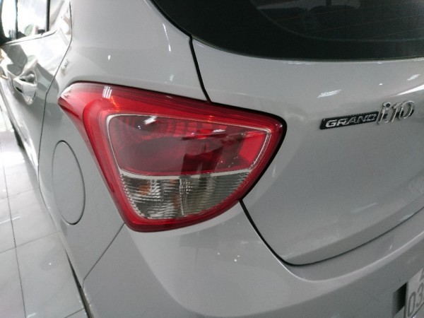 Hyundai i10 MT 2015  màu bạc