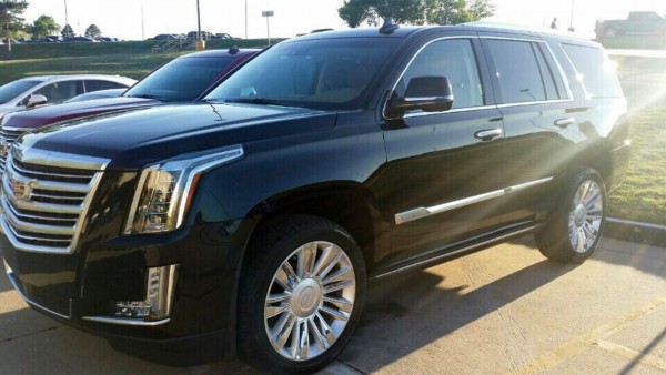 Cadillac Escalade ESV Platinum nhập khẩu mới 100% từ Mỹ