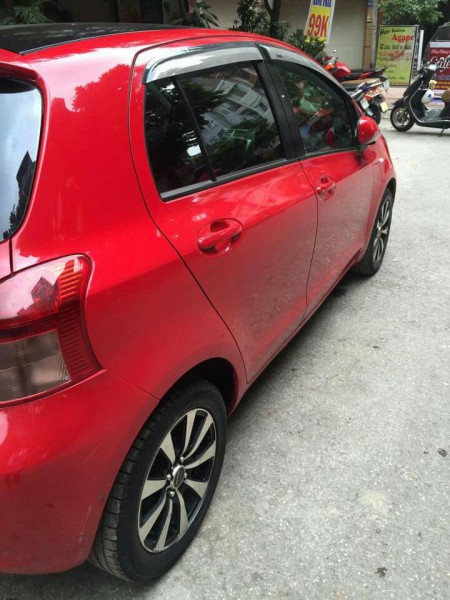 Toyota Yaris Verso Cần bán xe Yaris màu đỏ