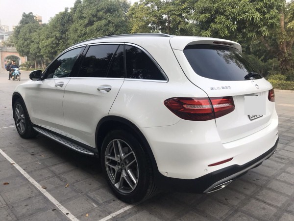 Mercedes-Benz GLC300 vin 2018 xe màu trắng, cực đẹp