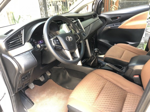 Toyota Innova 2019, số sàn, màu xám