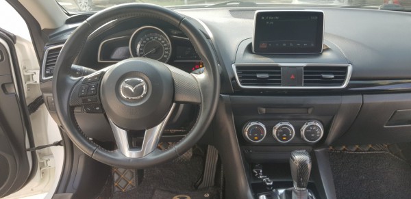 Mazda 3 Bán Mazda3 1.5AT màu trắng sản xuất 2017