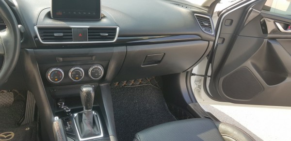 Mazda 3 Bán Mazda3 1.5AT màu trắng sản xuất 2017