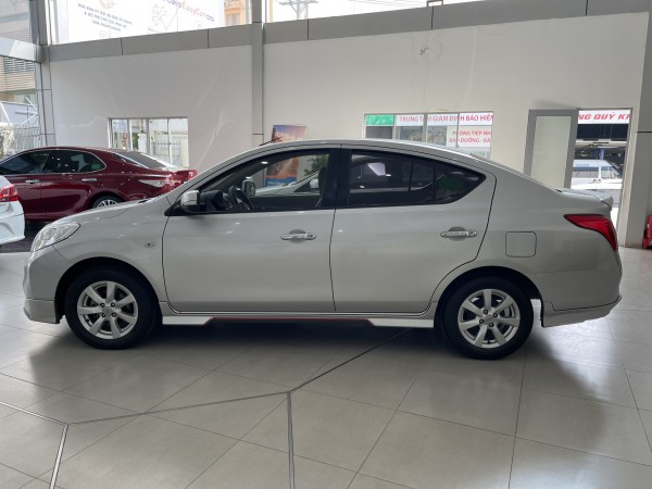 Nissan Sunny XV, đời 2018, màu Bạc